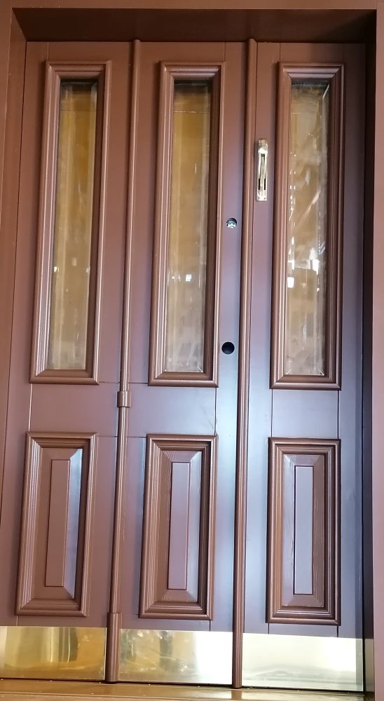 Koristelistoitettu ovi