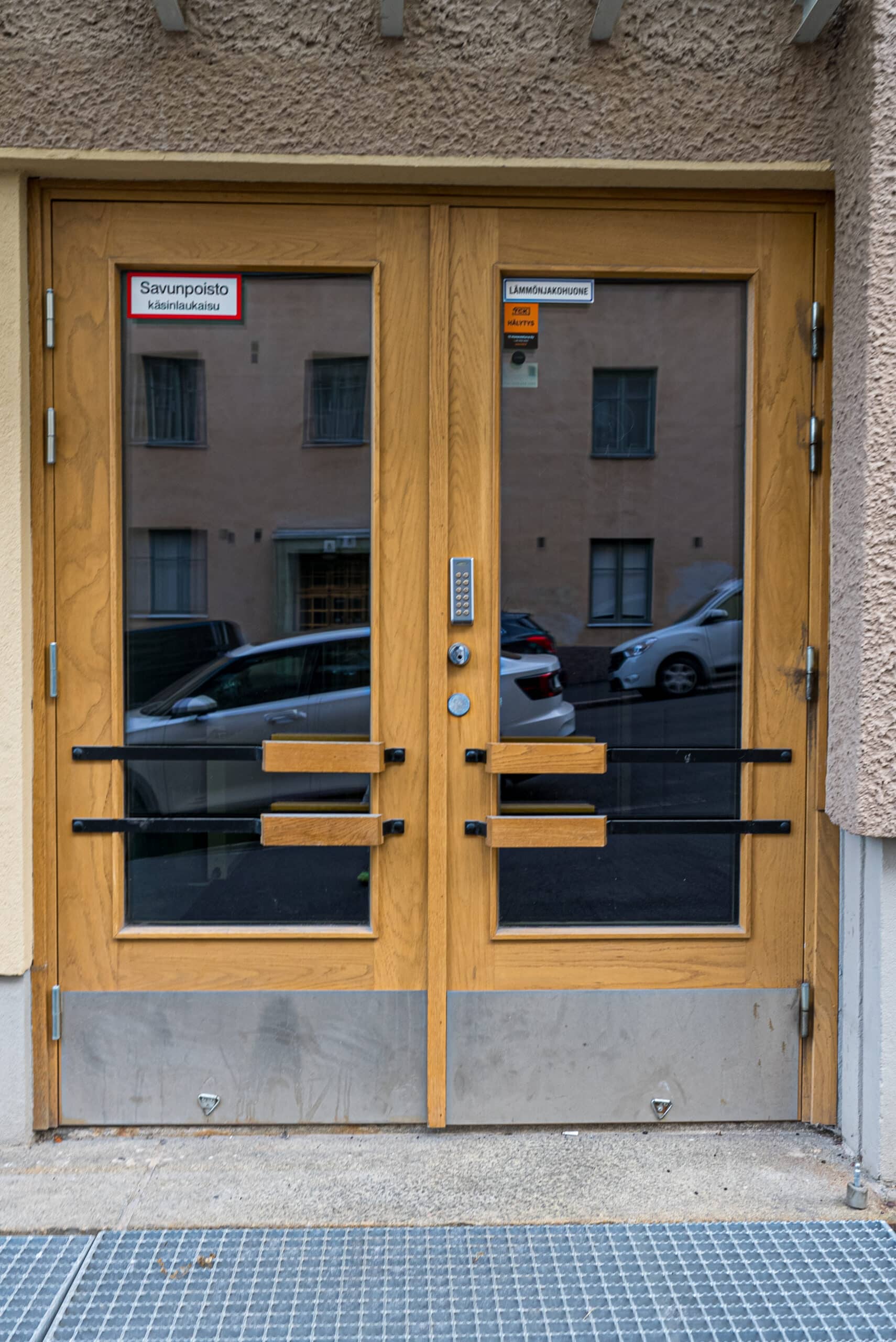 Tammiset pariovet kerrostalon ulko-ovena – valmistettu mittatilaustyönä